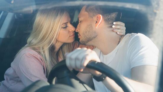 Teljes döbbenet, 145 km/órás száguldás mellett szexelt egy pár az autópályán