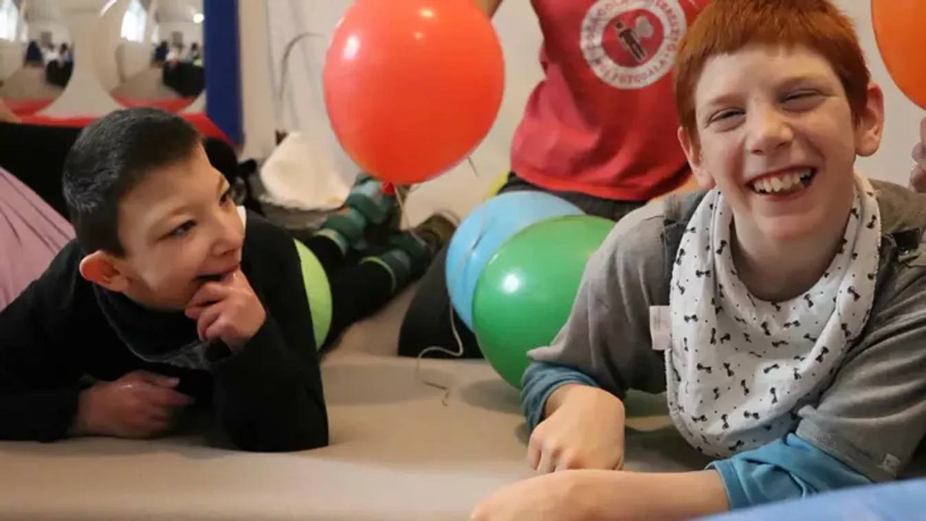 Így mutatja meg a sérült Krisztián, mit szeretne anyukájától