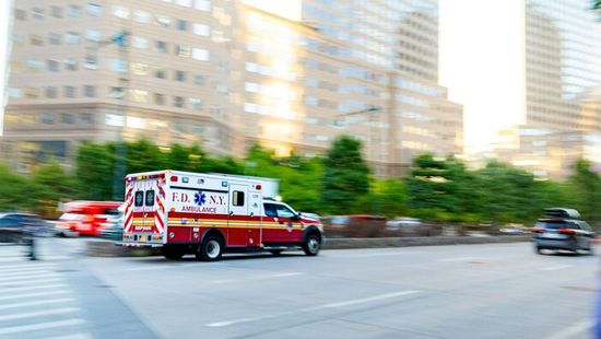 Félbe kellett szakítani a meccset, egy szurkoló életéért küzdöttek a mérkőzés alatt