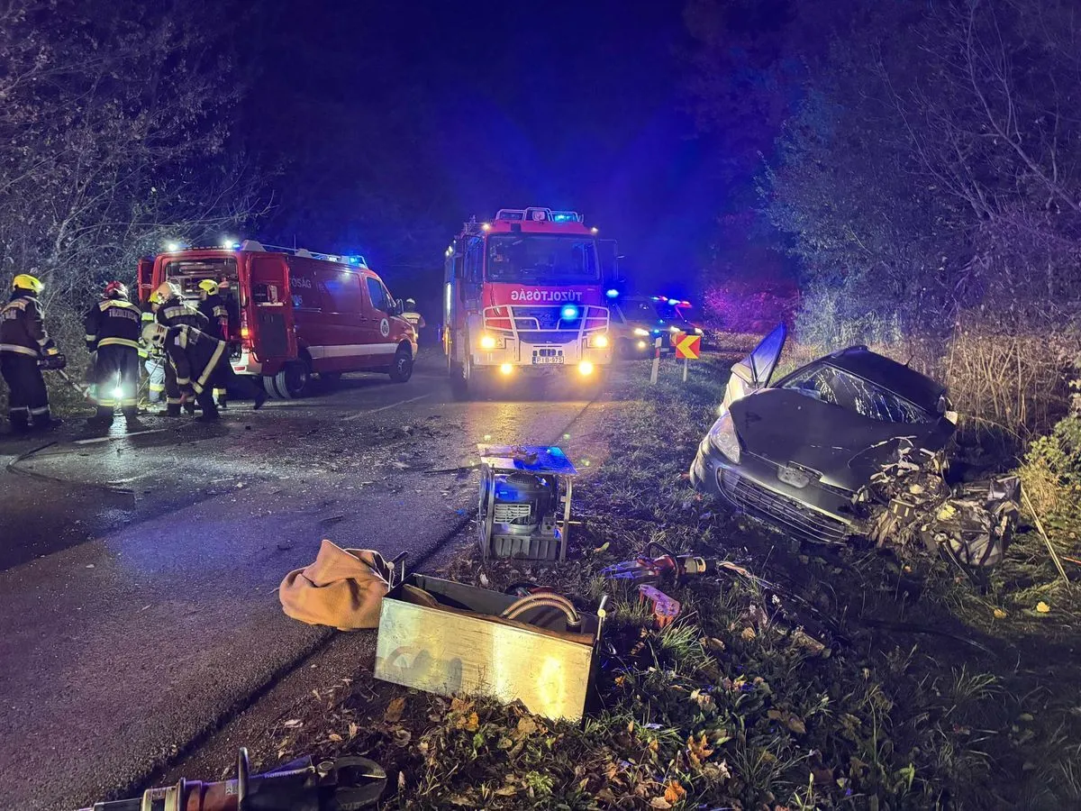 Baleset után feszítővágóval mentették ki az utasokat 