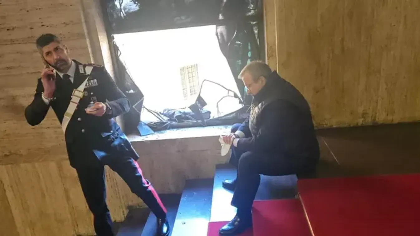 Elesett és szétfejelt egy műalkotást egy olasz politikus