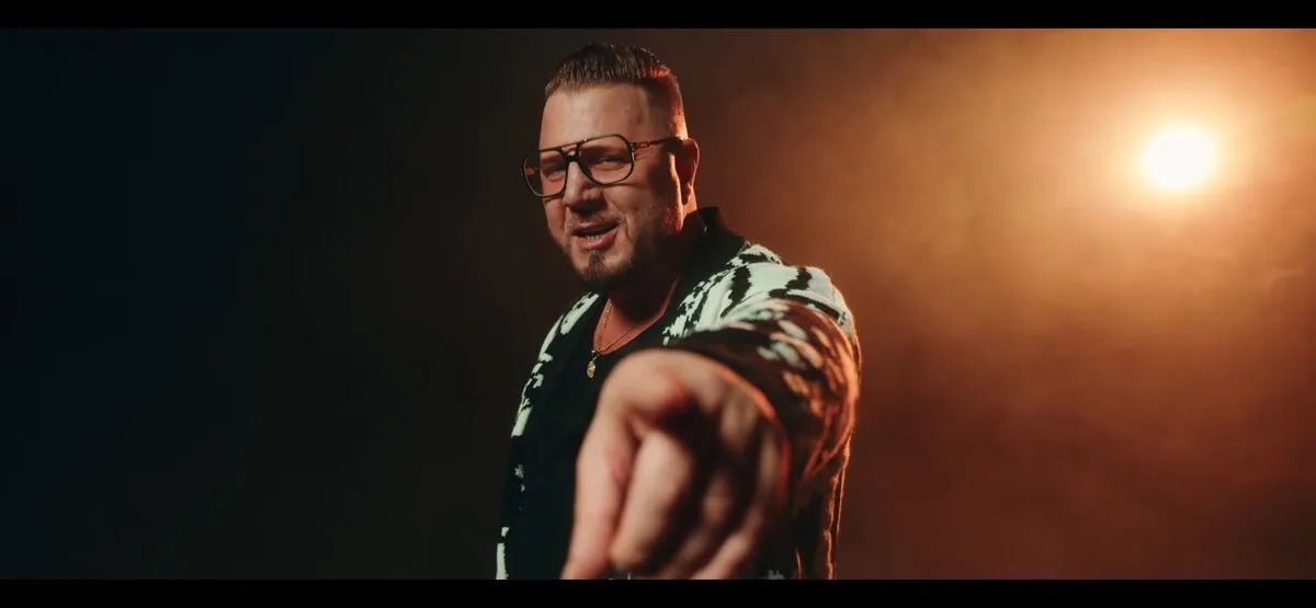 Zámbó Krisztián legújabb klipjében édesapja dalát énekli