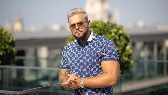 Nyereményjátékot hirdet a Kőgazdag fiatalok sztárja, még sem kell senkinek a pénze