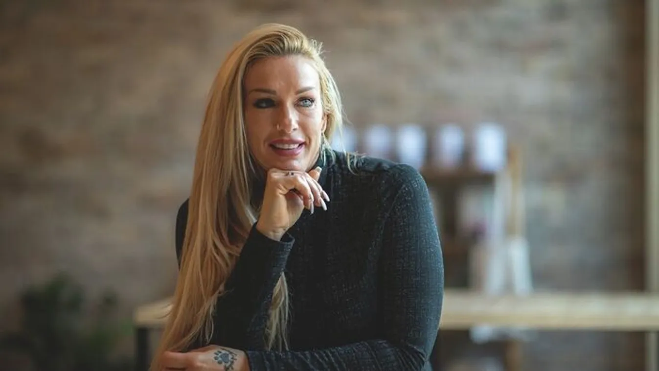 Molnár Anikó nem áll meg: édes hármasban forgatott