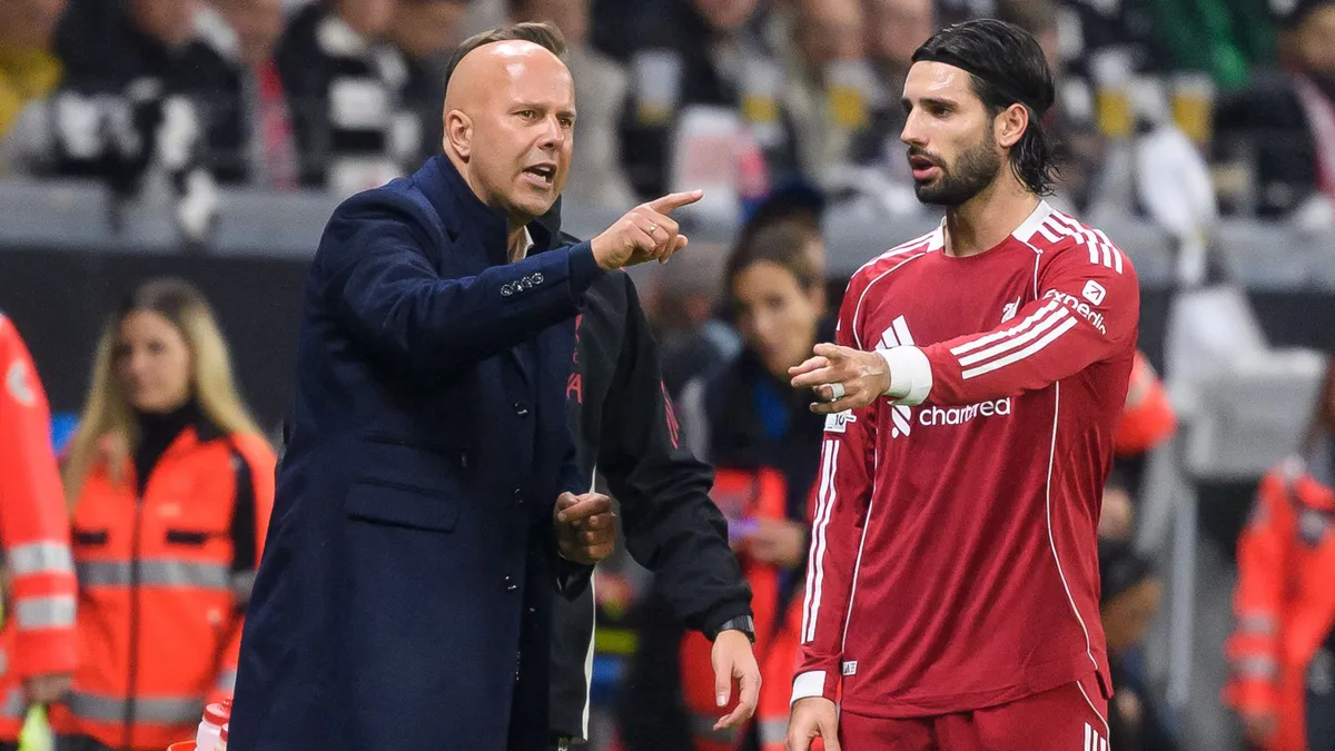 Arne Slot (balra) liverpooli vezetőedző hazájában egy 19 éves holland szupertehetséget nézett ki Szoboszlai Domini helyére?