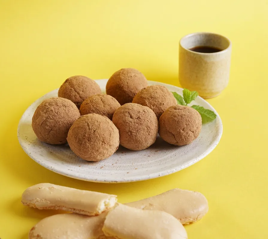 A tiramisu golyó mindenki kedvence lesz.