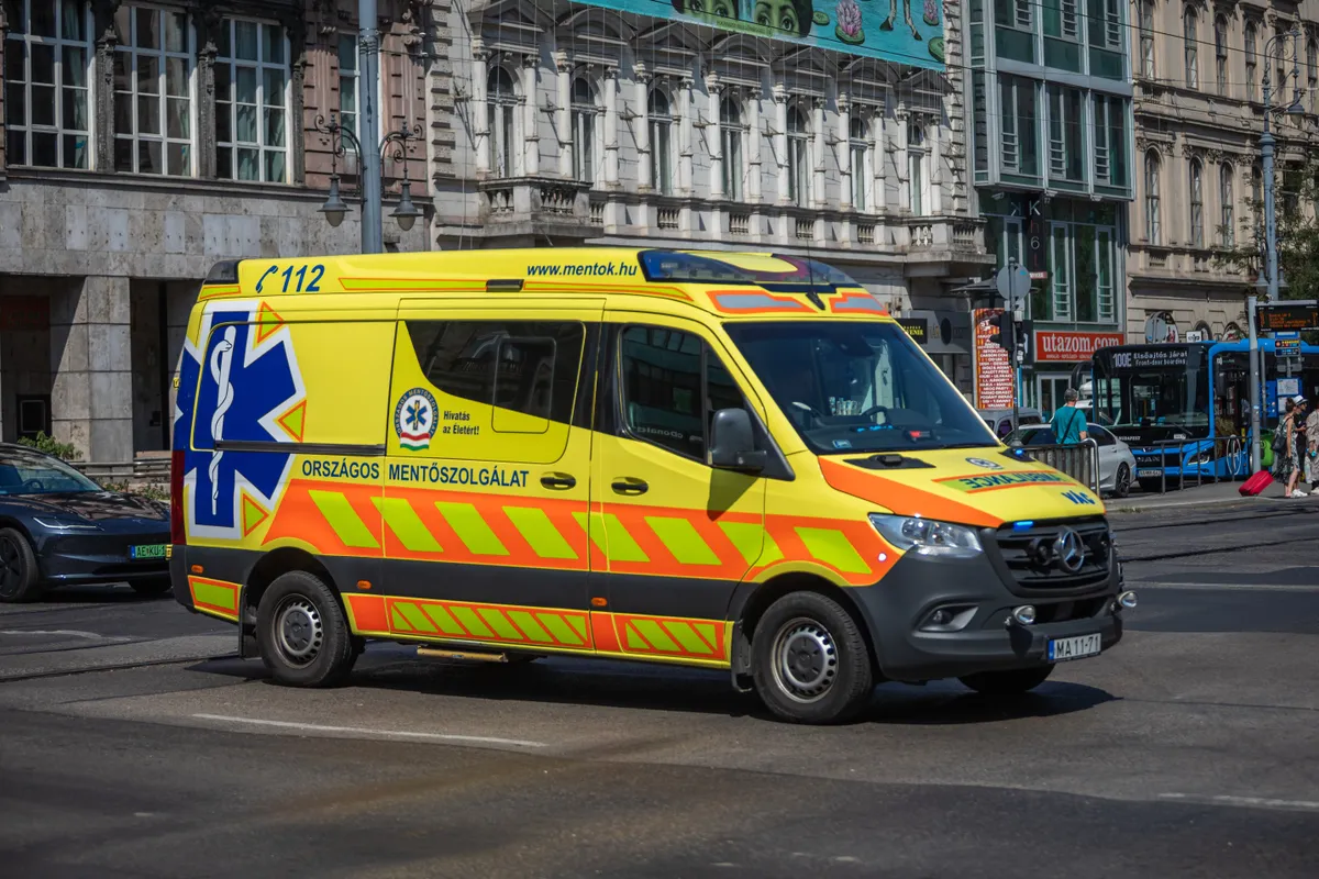 Mentőt riasztottak a helyszínre.