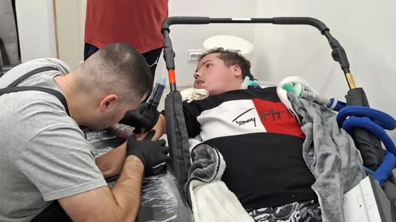 Tetoválást kapott az SMA-val küzdő Zsoltika