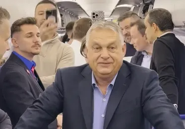 Orbán Viktor mesél. Fotó: Facebook
