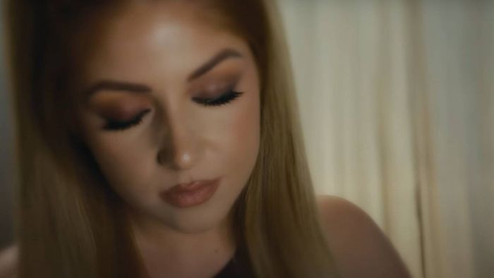 Néhány lufival takarták el Tolvai Reni testét