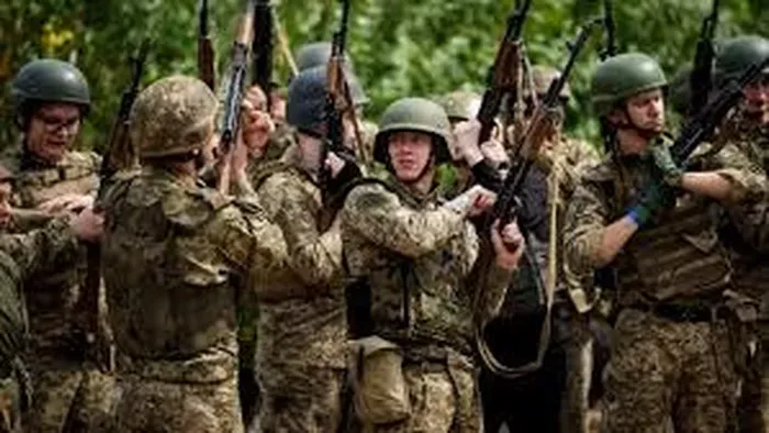 Kötelező sorkatonaságot akar Magyar Péter jelöltje