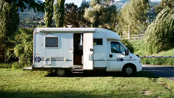 Lakóautója végzett a fiatal utazóval