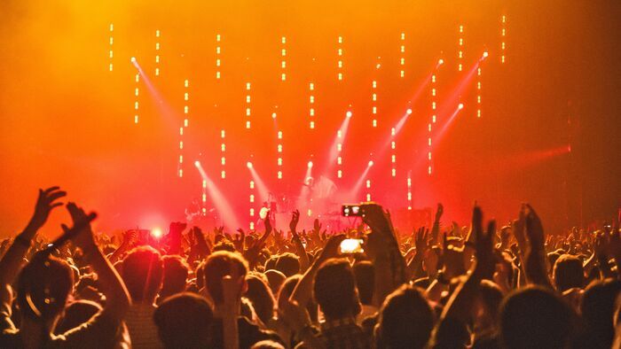 Hatalmas volt a pánik: koncertje alatt elájult az énekesnő