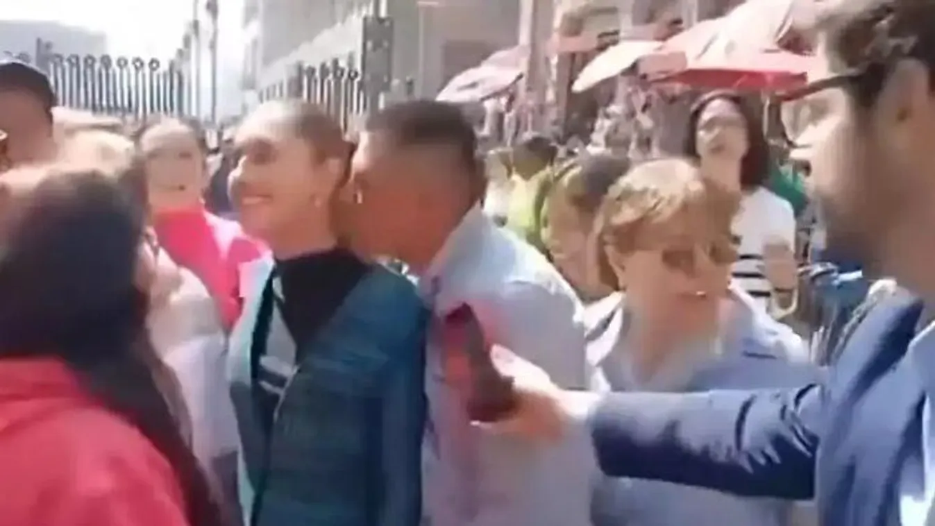 Utcai csók: a mexikói elnököt zaklatta egy járókelő