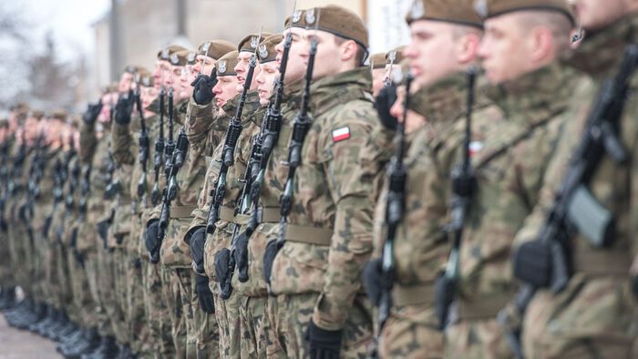 Megkezdődik minden lengyel állampolgár katonai kiképzése