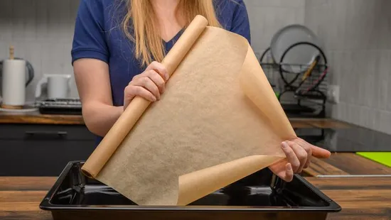 Felejtsd el a régi módszert, mostantól így használd a sütőpapírt!