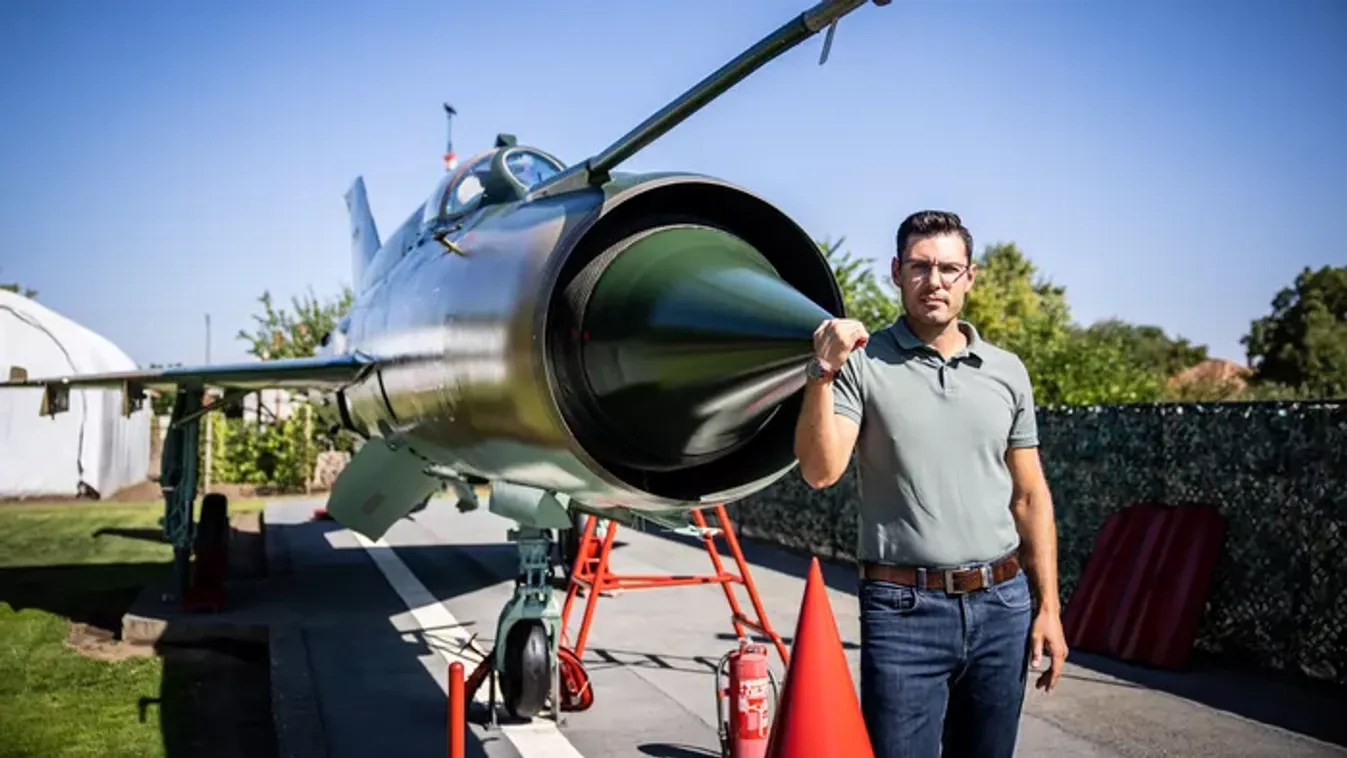 Vadászgép parkol Csaba kertjében