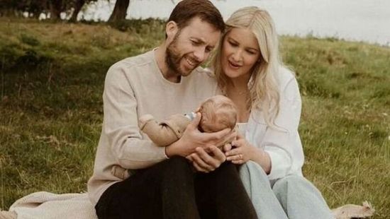 Korai karácsony: újszülött fiával ünnepel a halálos beteg apa, miután megkapta a lesújtó diagnózist