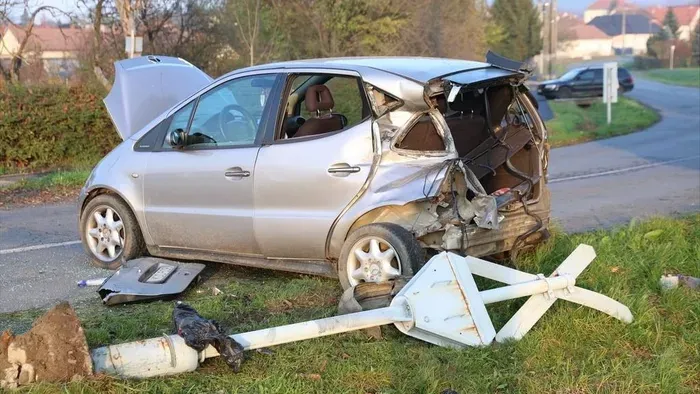 Megrázó fotók: leszakadt a vonattal ütközött az autó háta