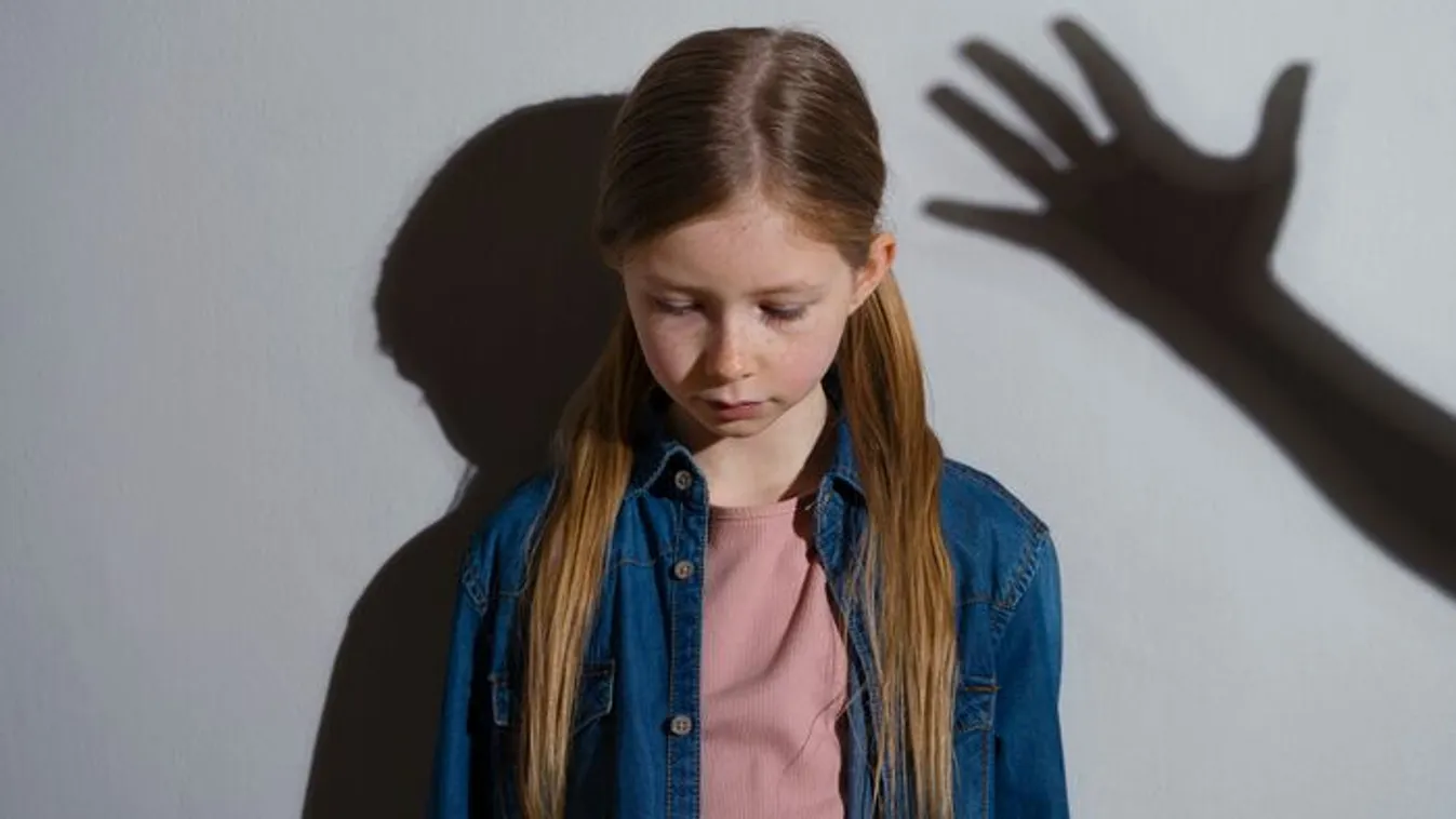 A bébiszitter súlyosan bántalmazta a rábízott gyereket!