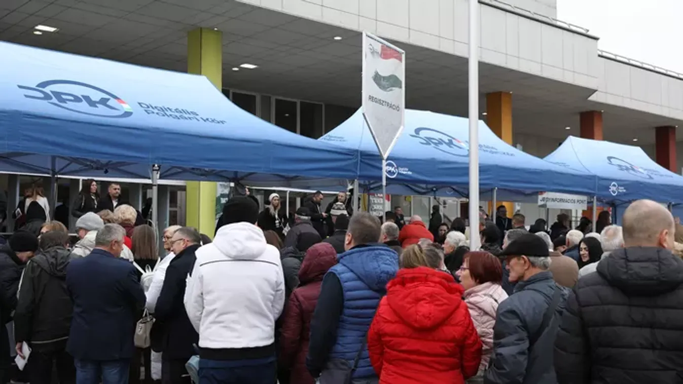 Hatalmas a tömeg Nyíregyházán, a Háborúellenes Gyűlésen