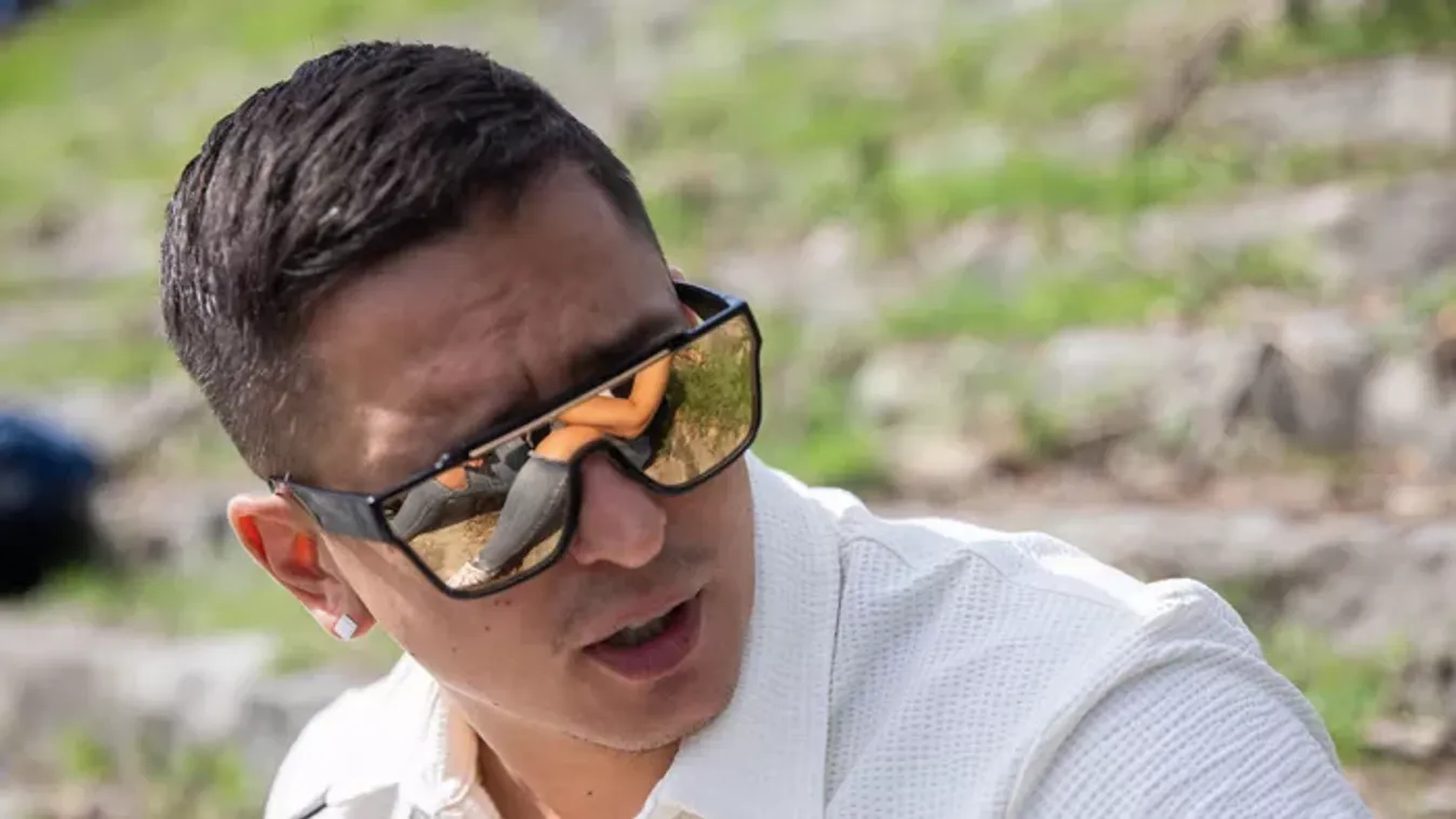 Nehéz megpróbáltatásokon kellett átesnie, így viselte