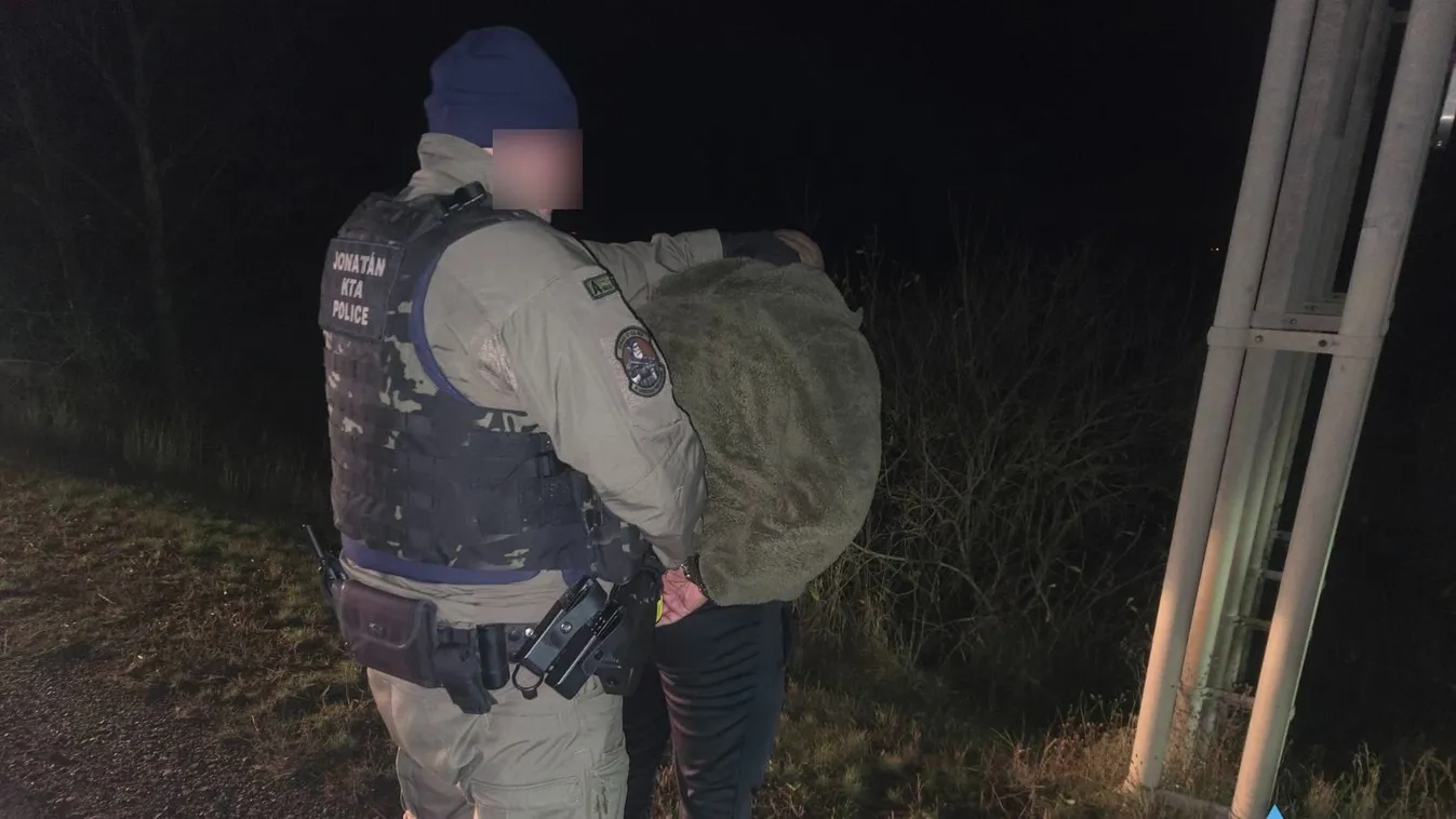 kattant a bilincs a házaspár kezén