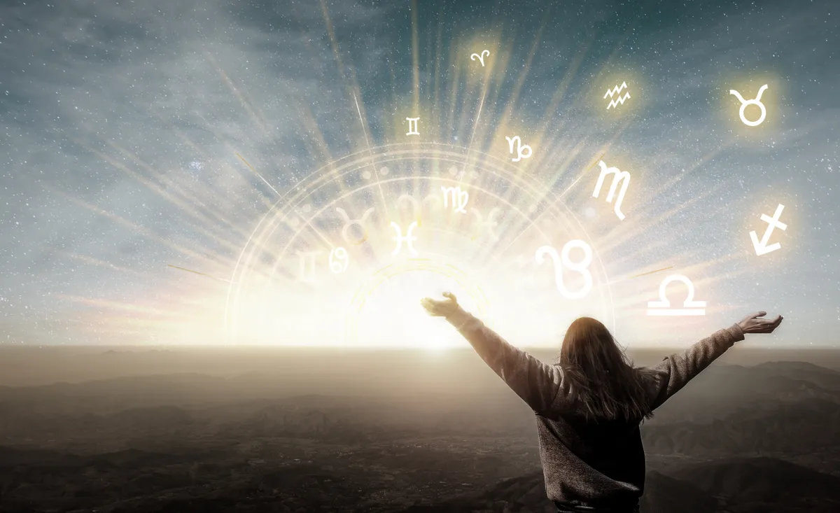 3 csillagjegy-szerencse-Nyilas hava-Woman,Raising,Hands,Looking,At,The,Sky.,Astrological,Wheel,,Choose
