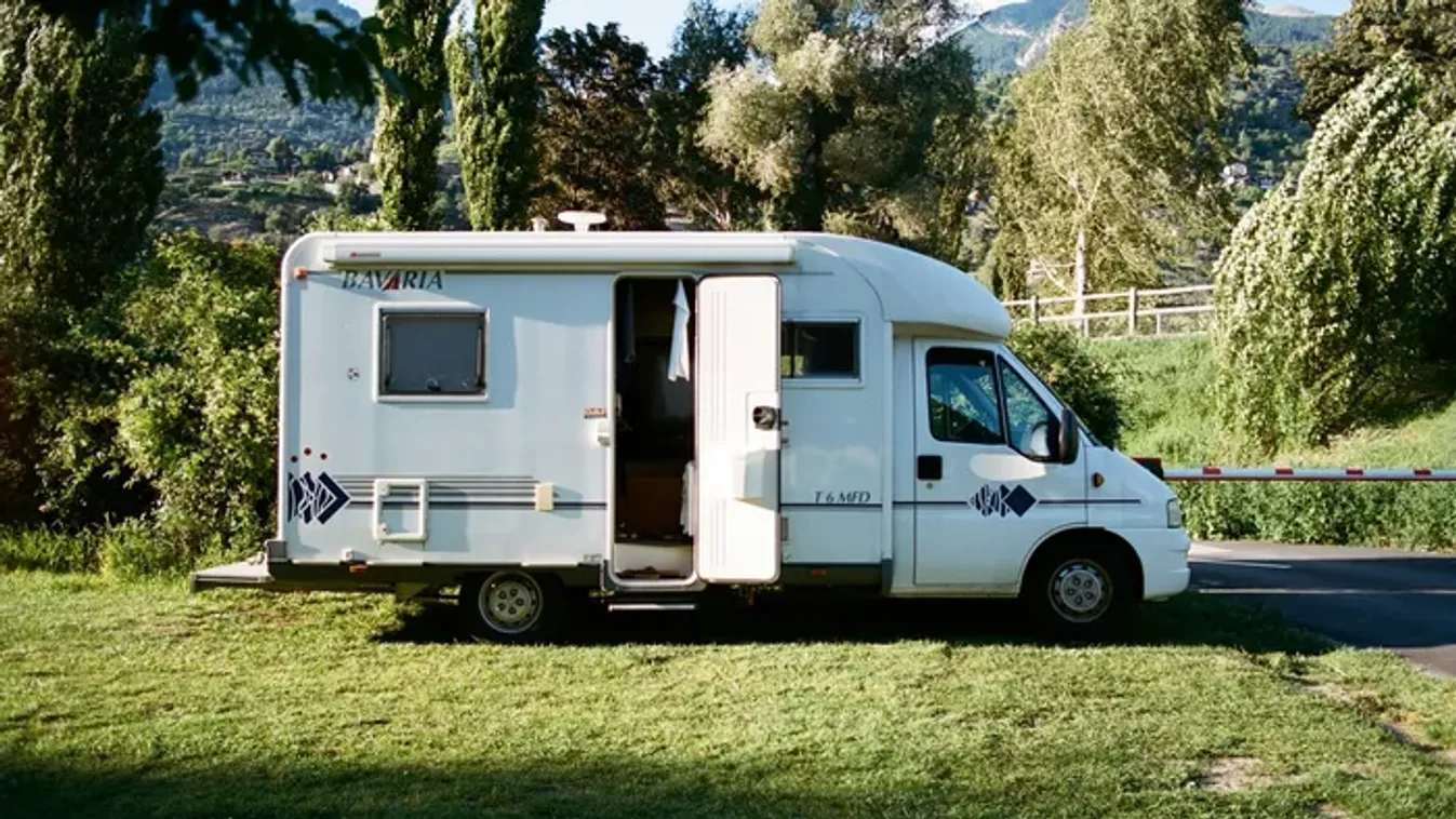 Lakóautója végzett a fiatal utazóval