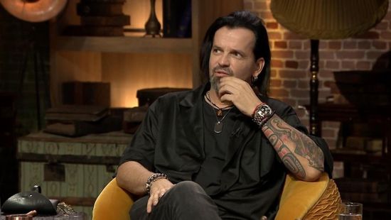 Gólyahír: megszületett Fejes Tamás kislánya