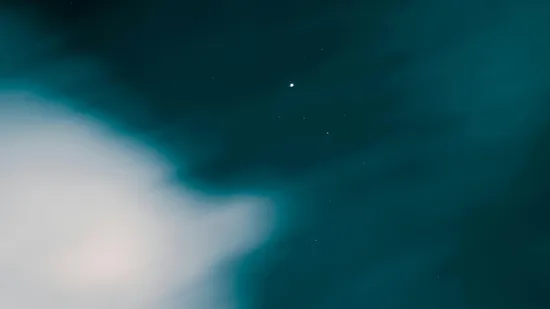 Leesett az álla a fotósnak: rejtélyes, UFO-szerű fény bukkant fel a város felett