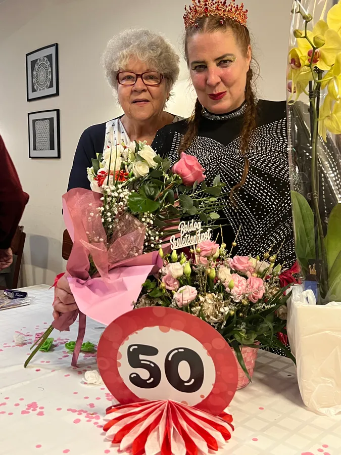 Napsugár Anna és anyukája a siket énekesnő 50. szülinapján