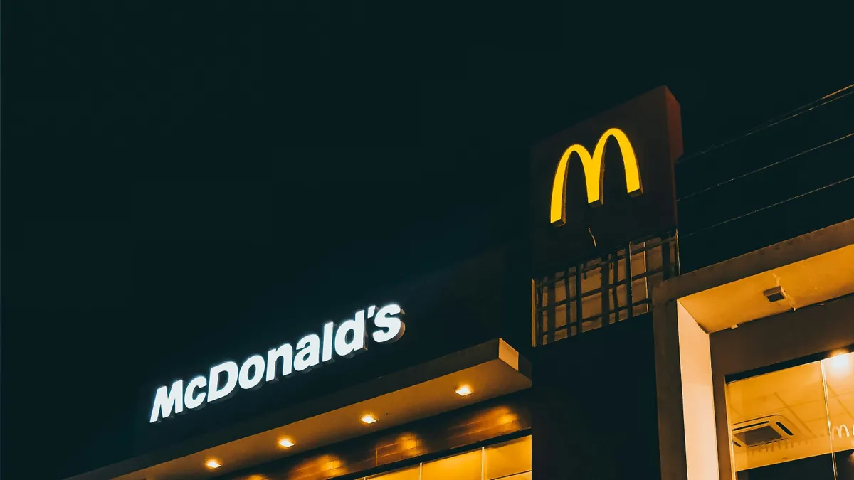 Vészhelyzet a McDonald's-ban: drámai küzdelem folyt egy férfi életért