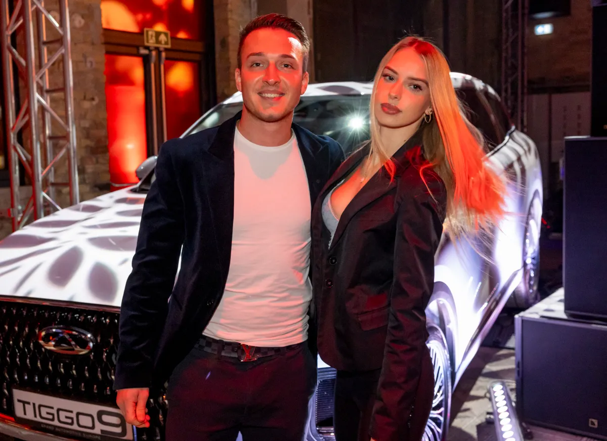 Mészáros Bende és Zsigmond Angi a Chery új modelljének bemutatóján is megjelentek, lenyűgözte őket a kocsi.