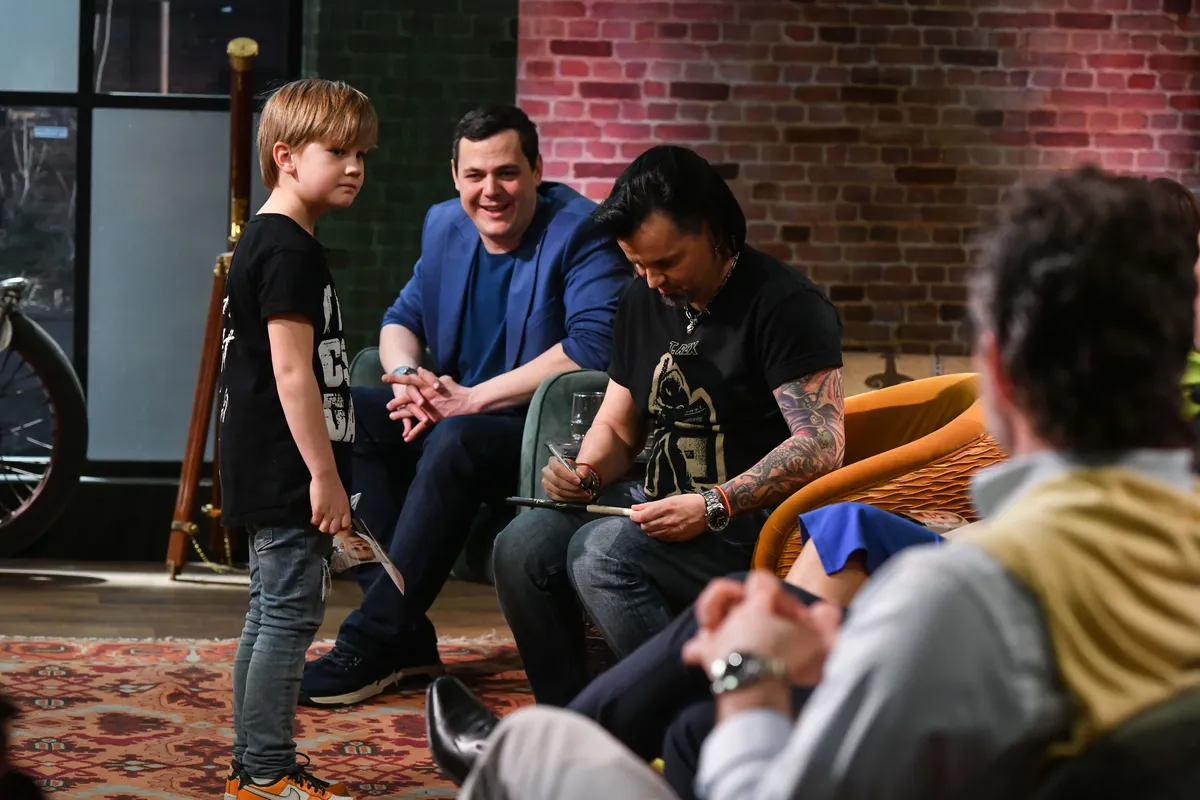 A Kincsvadászok sztárjától dedikálást kért a fiatal eladó. 