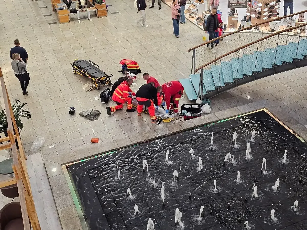 Mentők rohantak a debreceni Fórum bevásárlóközpontba