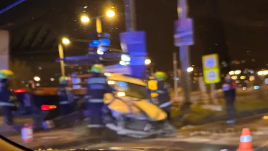 Brutális baleset az Árpád-hídnál: Kettévágta az autót az oszlop - Kép!