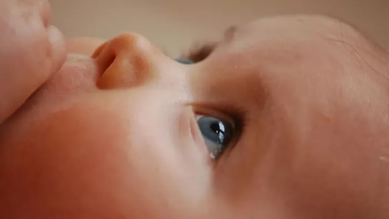 Súlyos betegséget diagnosztizáltak az egyéves kislánynál