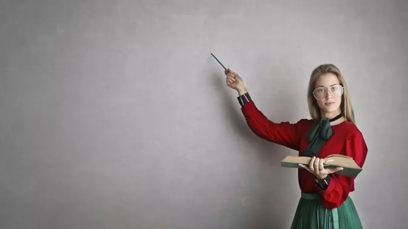 Kiderült "Az év tanáráról", hogy veri a gyermekét - Videó!