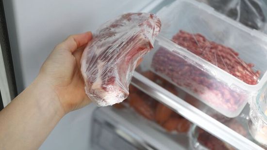 Így tudod leggyorsabban és minőségromlás nélkül kiolvasztani a fagyasztott húst
