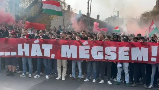 Ma minden eldől, tüntető szurkolói tömeg vonult a Puskás Arénába