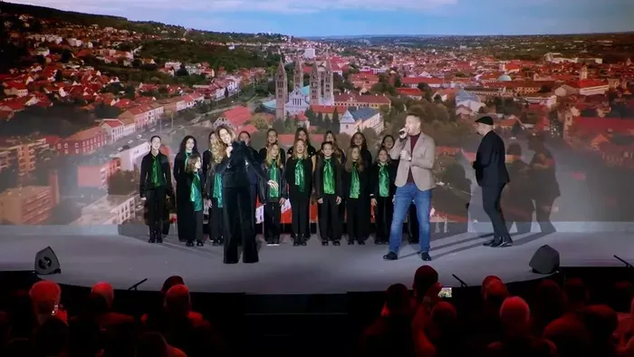 Curtis és Radics Gigi a Háborúellenes Gyűlésen léptek fel