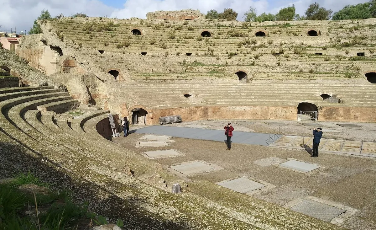 magyar turista vizelt Pozzuoli amfiteatrum