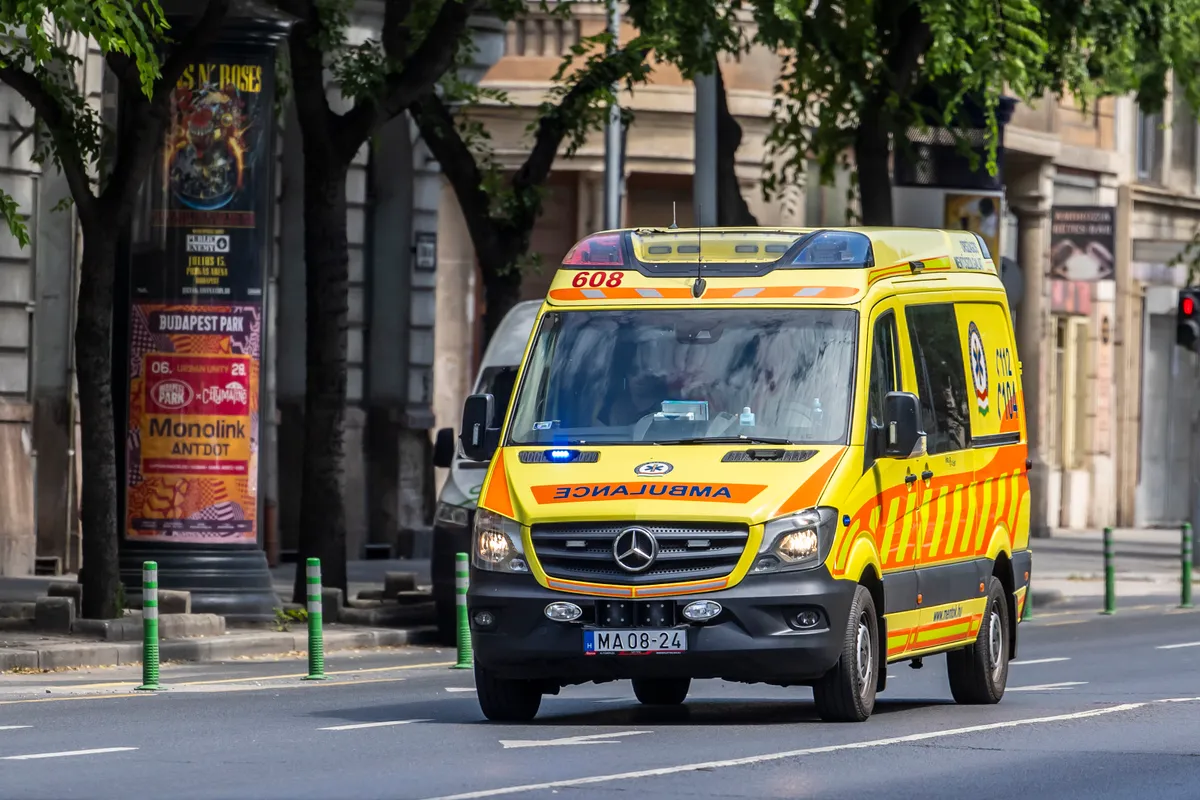eszméletlen férfi feküdt a kocsijában, Miskolcon.