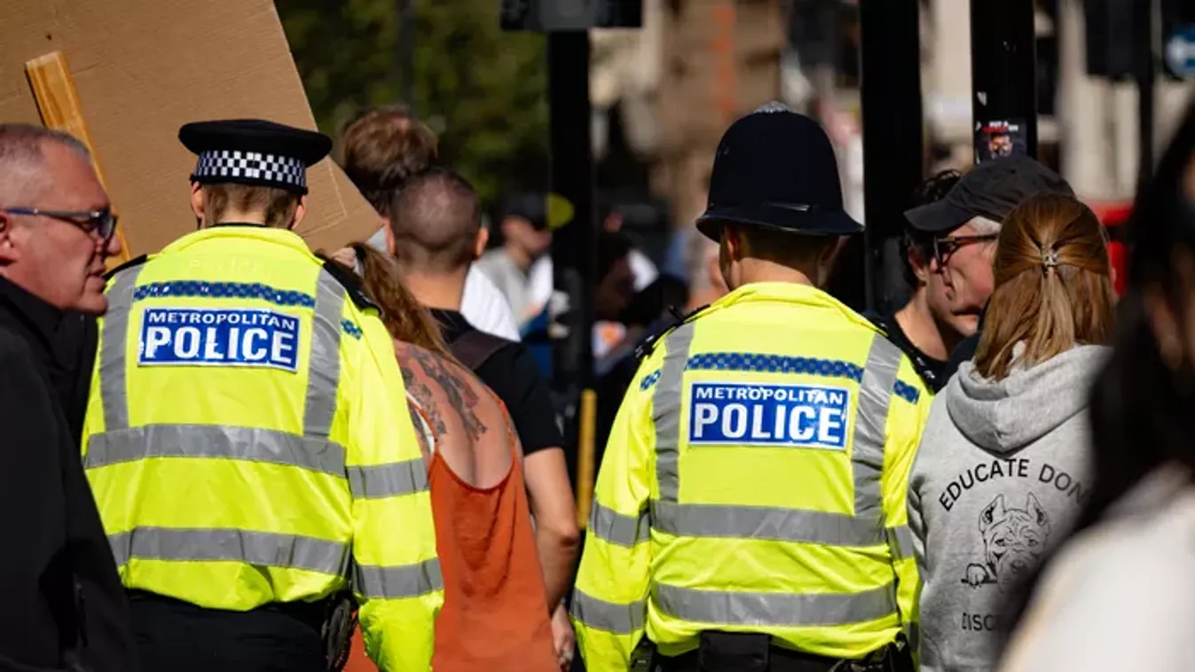 Hussein dílerkedéssel bukott meg Angliában