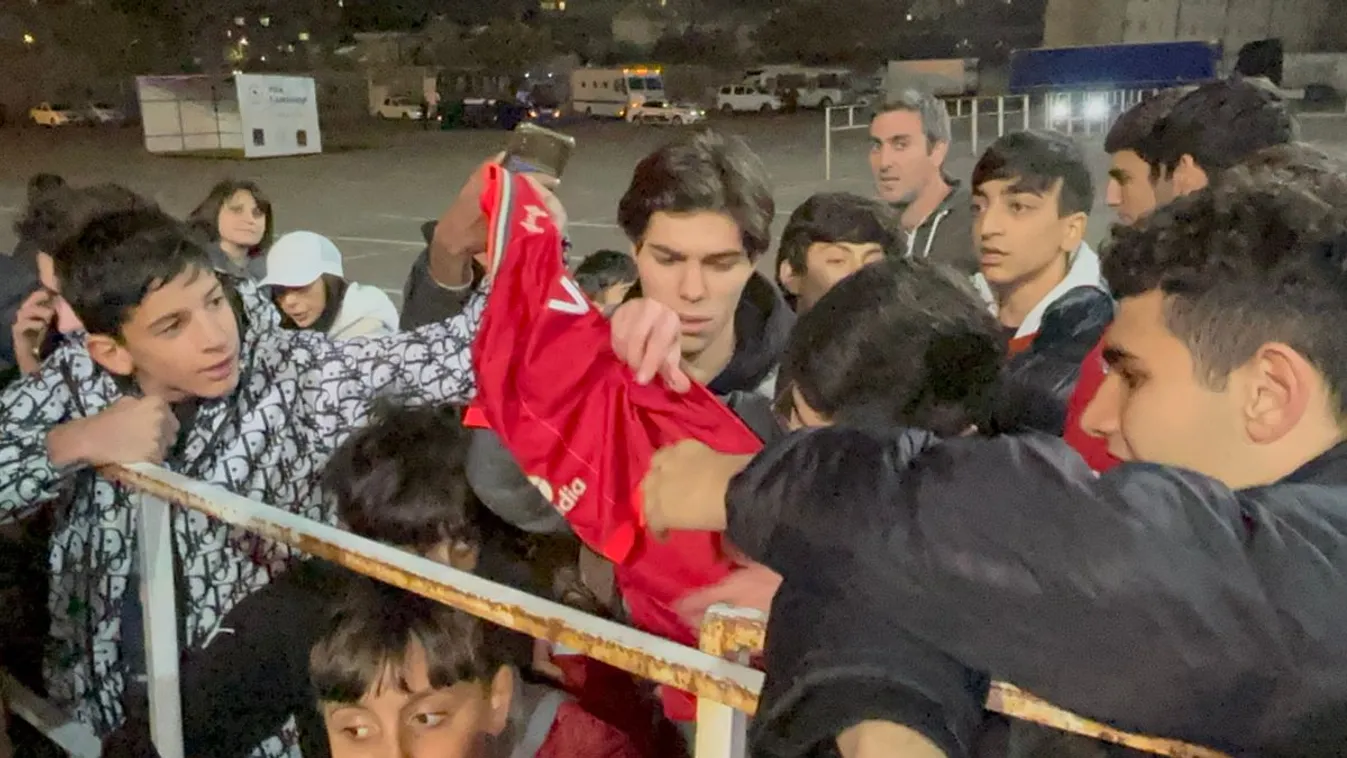 "Szeretlek, Szoboszlai" - örmény rajongók támadtak a magyar sztárra - Videó