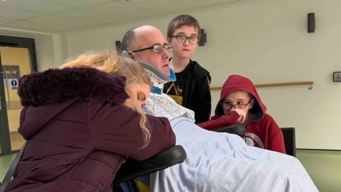 Kirakta gyermekeit az iskolánál, majd lebénult az apa