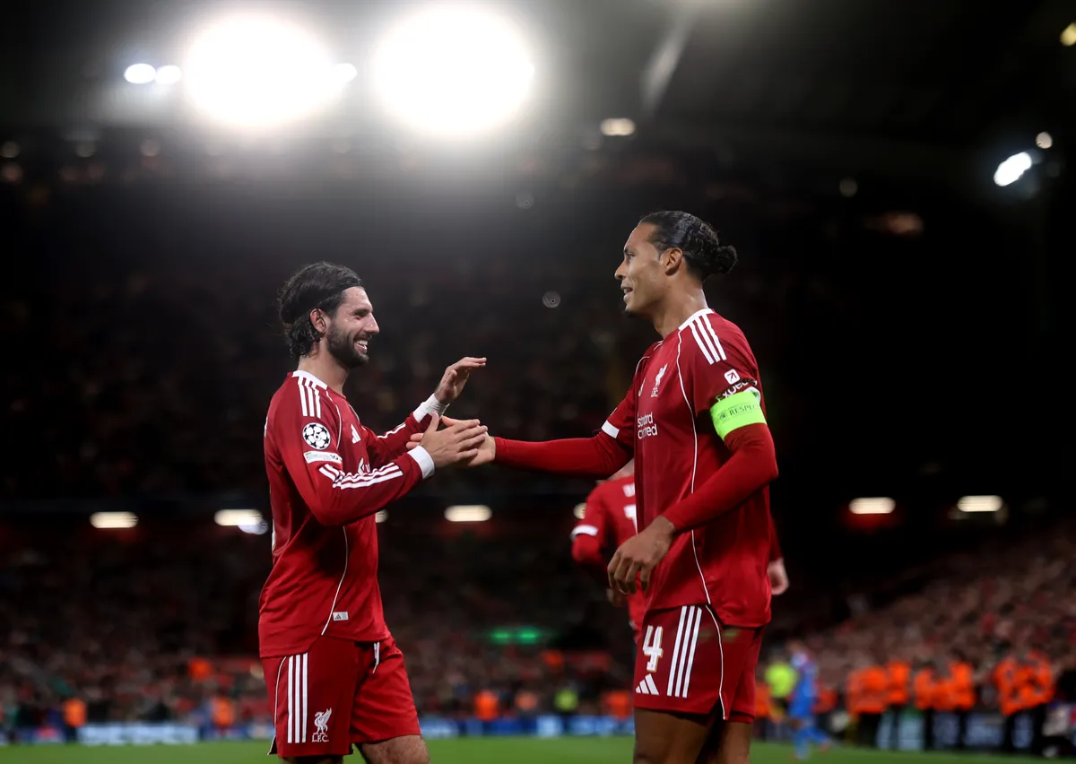 Szoboszlai Dominik (balra) és a csapatkapitány Virgil van Dijk