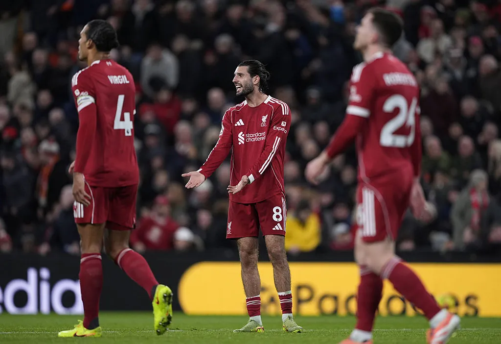 Szoboszlai Dominik tétlenül nézi a csapat szenvedését