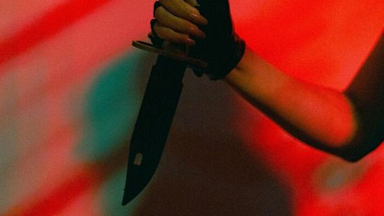 Hidegvérű gyilkosság: megölte mostohalányát és párját, majd elment az iskolába a gyerekeikért